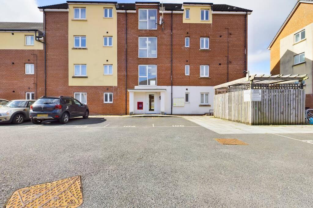 Chic City Centre Apartment With Allocated Parking Swansea Exterior foto